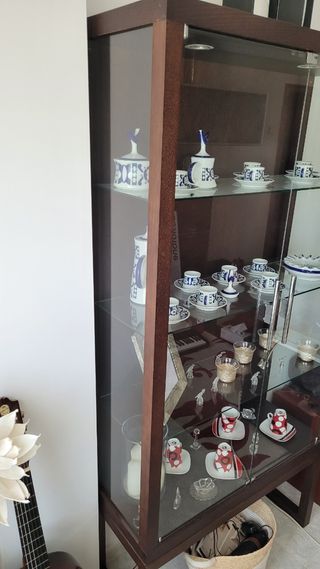 Vitrina de madera y cristal color wengue
