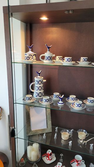 Vitrina de madera y cristal color wengue