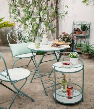 Mesa y dos sillas de mosaico y forja.