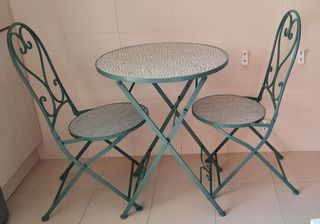 Mesa y dos sillas de mosaico y forja.