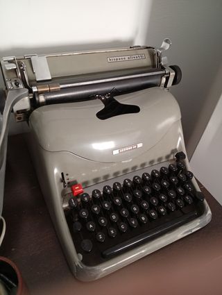 Maquina de escribir antigua