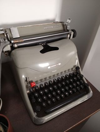 Maquina de escribir antigua