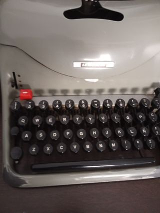 Maquina de escribir antigua