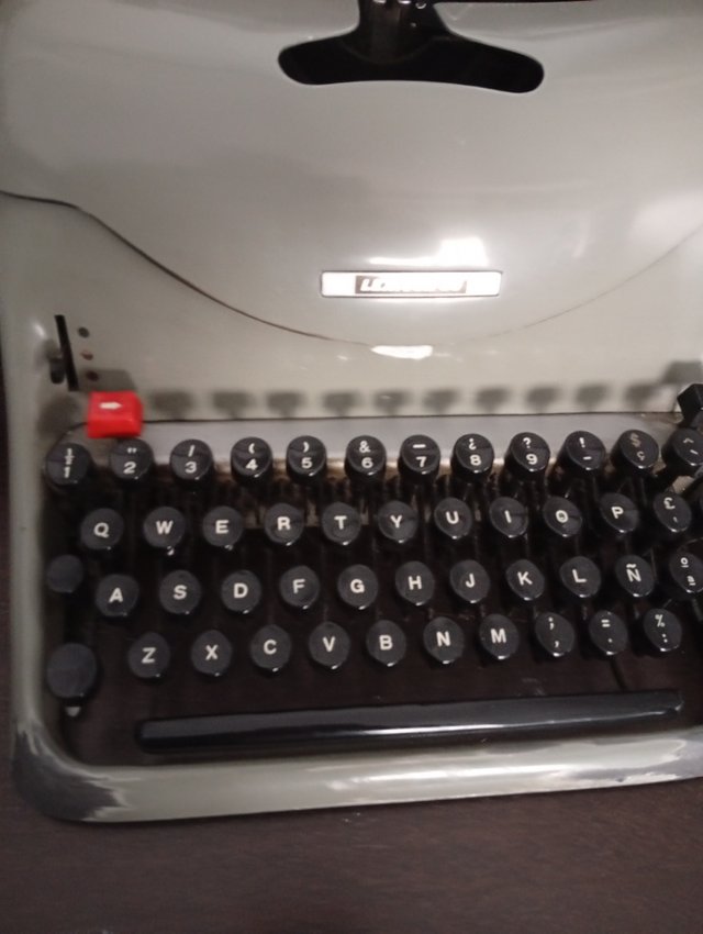 Maquina de escribir antigua