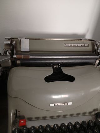 Maquina de escribir antigua