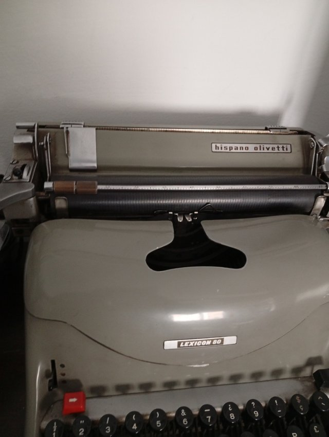 Maquina de escribir antigua