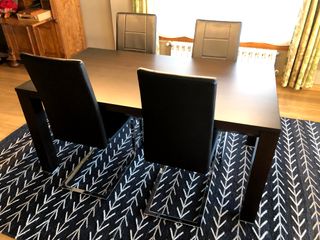 mesa de comedor con sillas