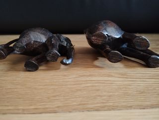 Elefantes de madera tallada