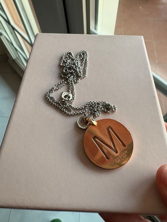 Colgante Rebecca en oro rosa con la letra M