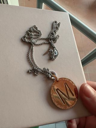 Ciondolo lettera M oro rosa Rebecca