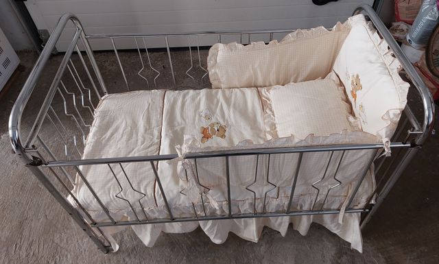 Cuna Vintage Niquelada con juego de ropa