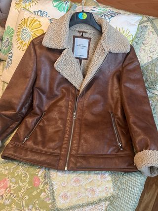 Chaqueta marron imitacion piel vuelta.