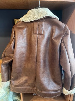 Chaqueta marron imitacion piel vuelta.