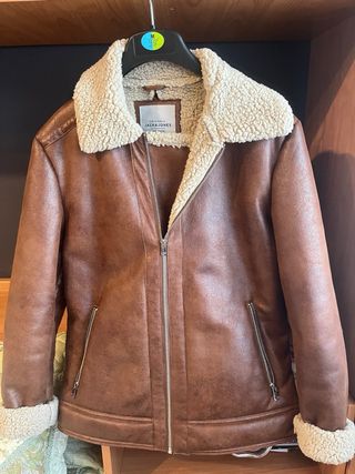 Chaqueta marron imitacion piel vuelta.