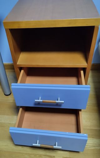 Vendo mesita de noche y 2 estanterías de madera d