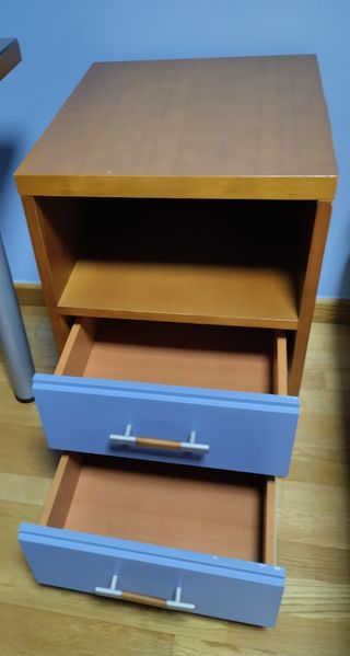 Vendo mesita de noche y 2 estanterías de madera d