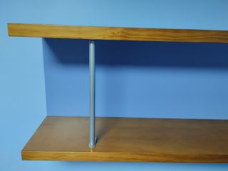 Vendo mesita de noche y 2 estanterías de madera d