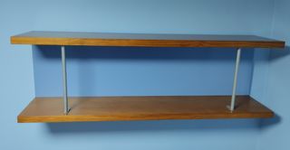 Vendo mesita de noche y 2 estanterías de madera d