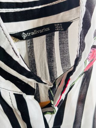 Camisa lineas verticales y estampado Stradivarius