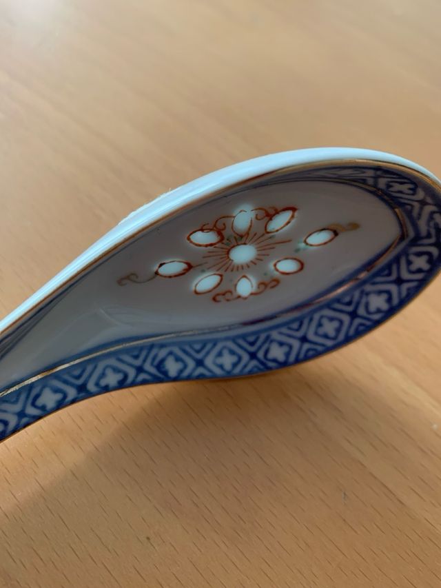 Tres cucharas de porcelana china. Nuevas