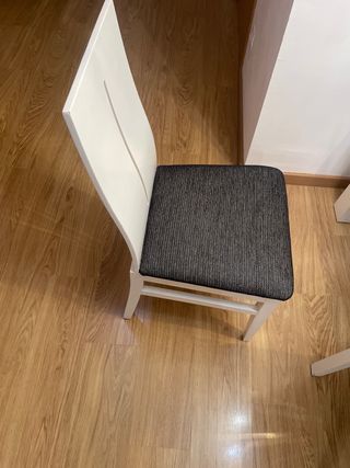 Mesa y sillas de salon