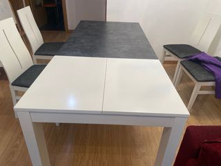 Mesa y sillas de salon