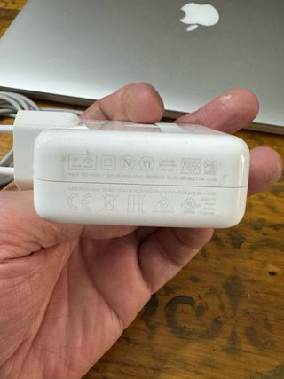 CARGADOR MACBOOKPRO 2024 NUEVO POCO USO !!