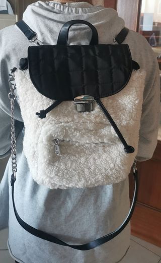 Mochila  blanca y negra