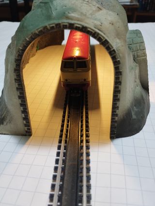 Tunnel con illuminazione interna.