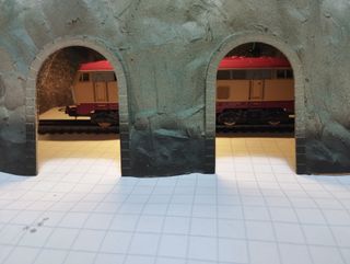 Tunnel con illuminazione interna.