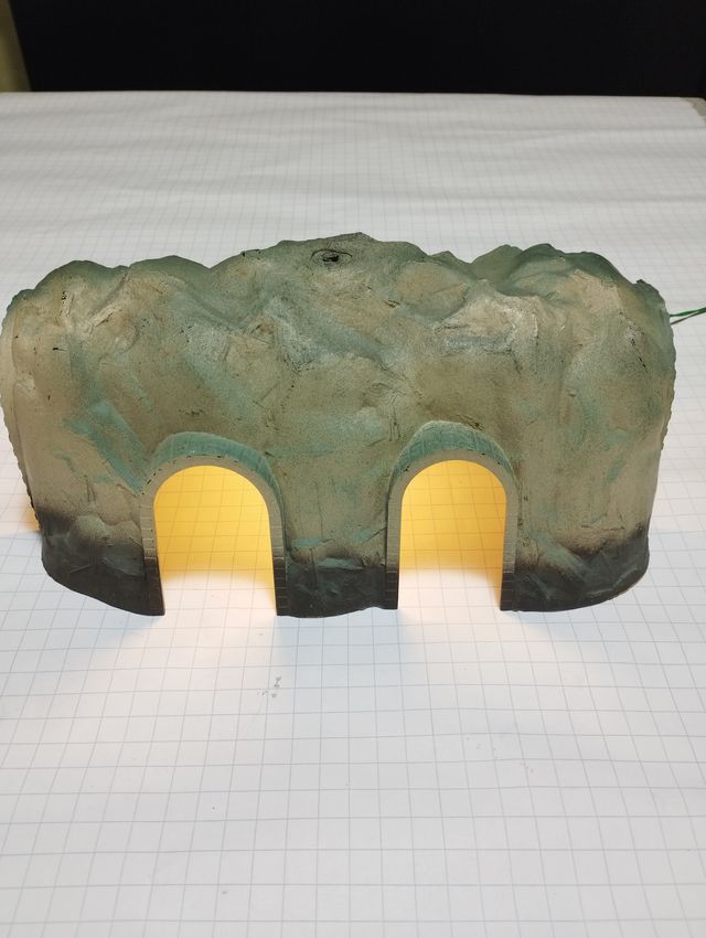 Tunnel con illuminazione interna.