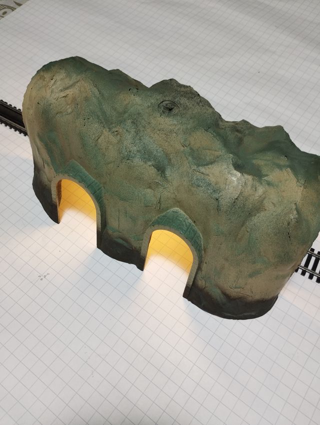 Tunnel con illuminazione interna.