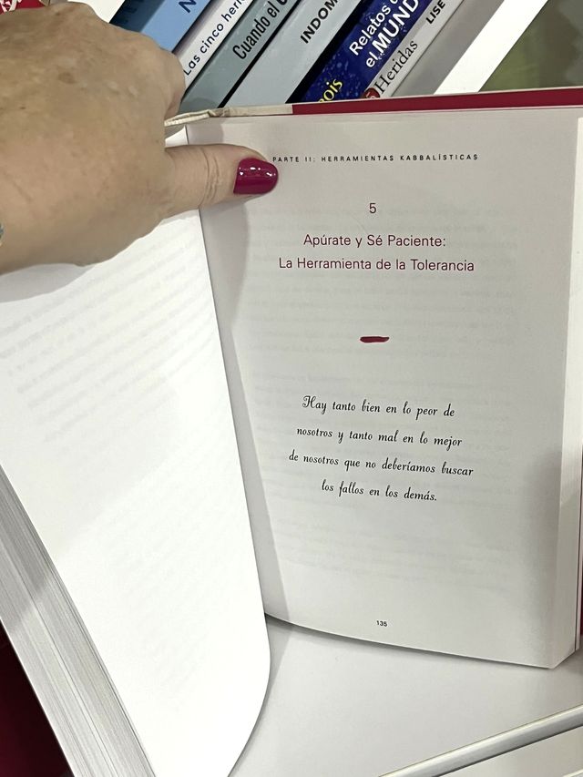 Libro - Dios usa lápiz labial Kabbalah mujeres