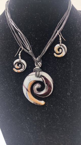 Conjunto de collar y pendientes.
