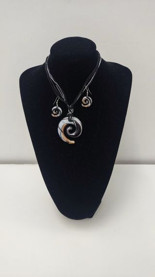Conjunto de collar y pendientes.