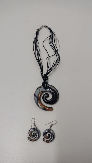 Conjunto de collar y pendientes.