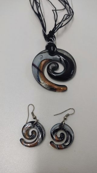 Conjunto de collar y pendientes.