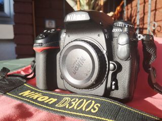 Nikon D300S. Objetivos Nikon o Sigma posible.