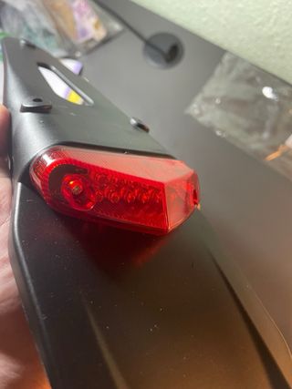 Porta martriculas con luz led de freno guardabarro