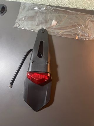 Porta martriculas con luz led de freno guardabarro