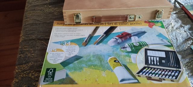 Estuche de madera con pinturas acrílicas