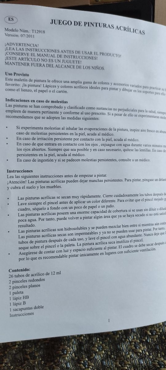 Estuche de madera con pinturas acrílicas