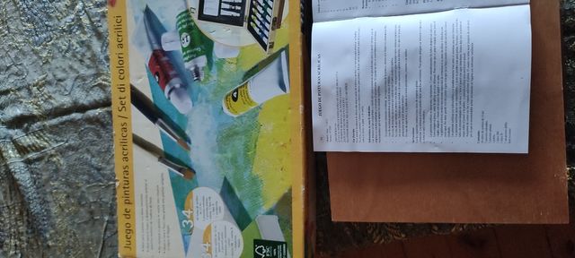 Estuche de madera con pinturas acrílicas