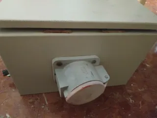 Caja de interruptores con tapadera industrial