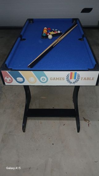 Biliardino. Tavolo multigioco per bambini. 