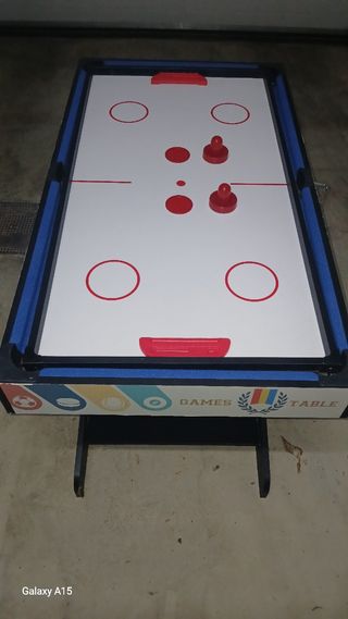 Biliardino. Tavolo multigioco per bambini. 