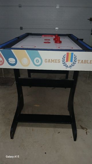 Biliardino. Tavolo multigioco per bambini. 