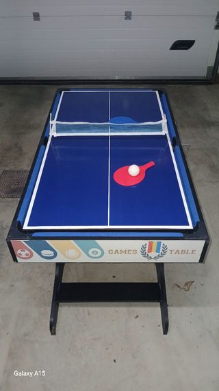 Biliardino. Tavolo multigioco per bambini. 