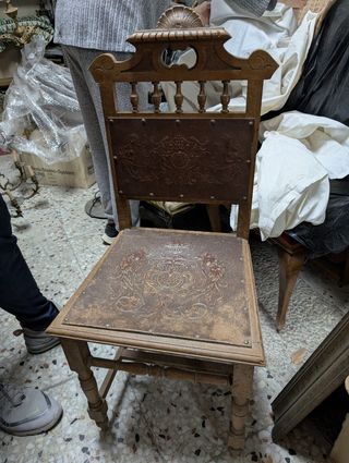 Dos Sillas madera y cuero antiguas