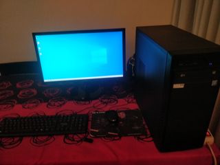 Ordenador sobremesa con monitor 